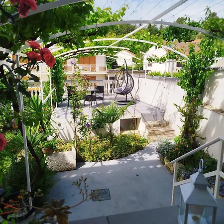 Rose Zaton (Sibenik-Knin)