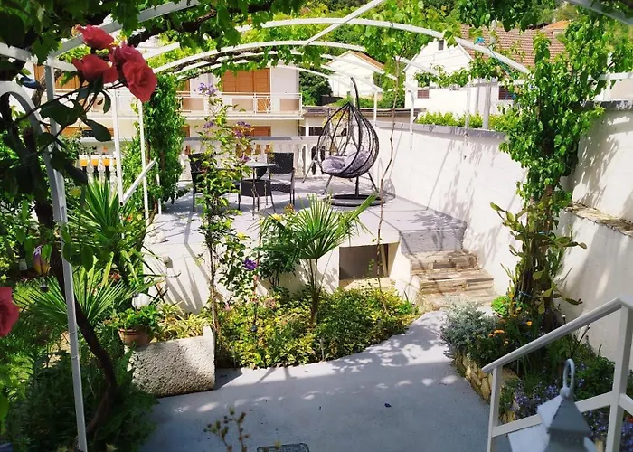 Rose Zaton (Sibenik-Knin)